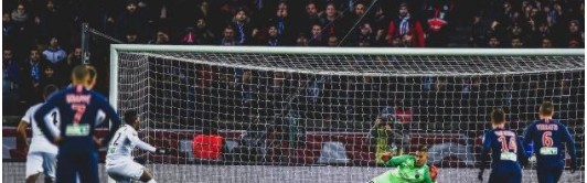  巴黎圣日耳曼主场大胜登顶积分榜  