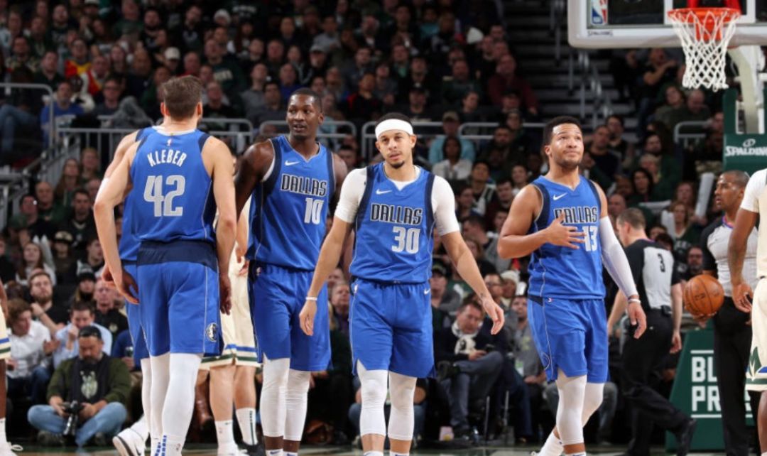  东契奇三双独行侠终结雄鹿连胜  