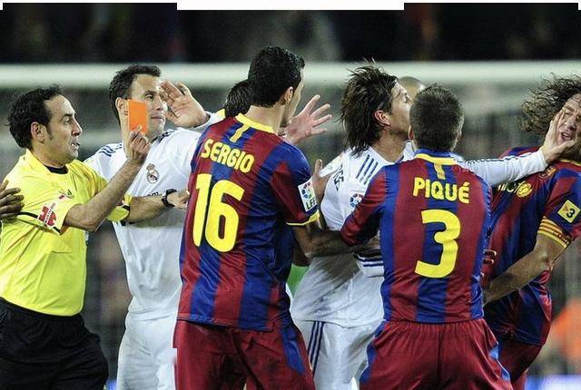  马赛德比战平，球迷不满裁判  