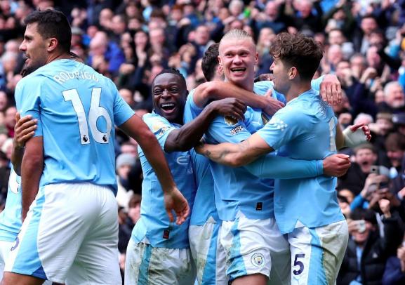  哈兰德双响助曼城，四球横扫埃弗顿  